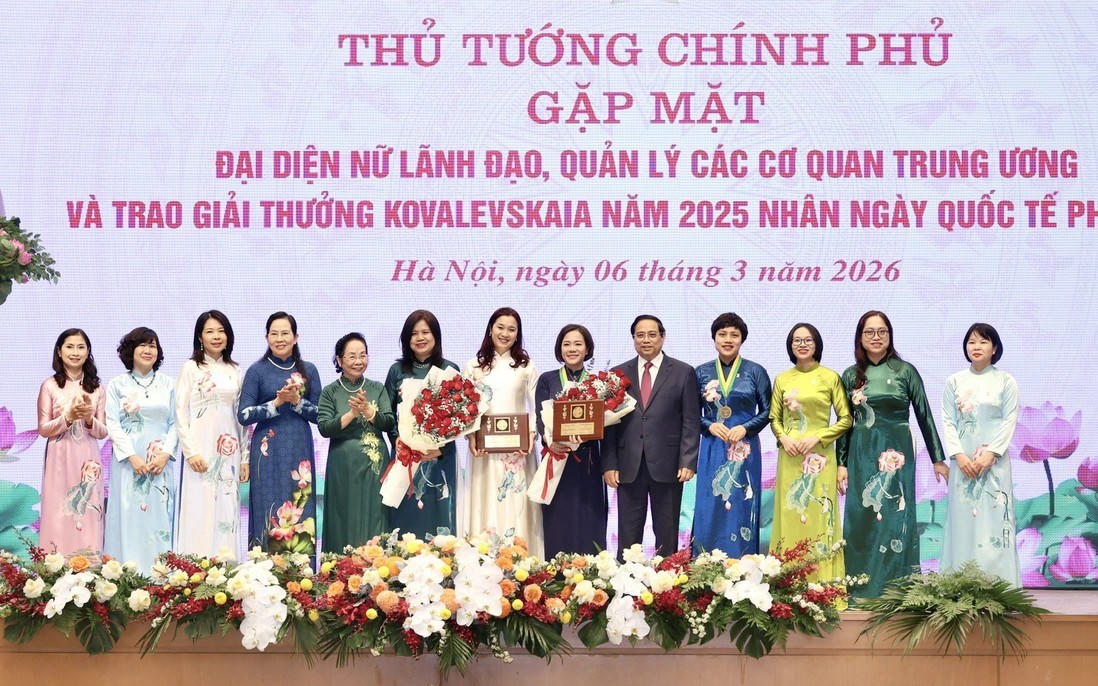 Thủ tướng Chính phủ Phạm Minh Chính; GS.TS. Nguyễn Thị Doan (thứ 5 từ trái sang), nguyên Ủy viên TƯ Đảng, nguyên Phó Chủ tịch nước, Chủ tịch Hội Khuyến học Việt Nam, Chủ tịch Ủy ban giải thưởng Kovalevskaia Việt Nam và bà Lê Thị Thủy (thứ 4 từ trái sang), Ủy viên TƯ Đảng, Bí thư Đảng ủy TƯ Hội LHPN Việt Nam, trao tặng Giải thưởng Kovalevskaia năm 2025. Nguồn Hội LHPNVN.
