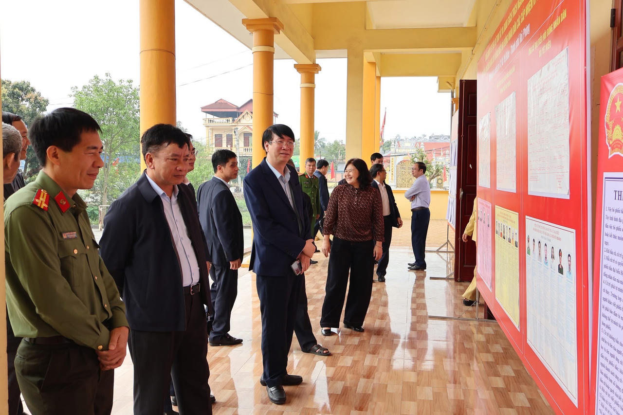 Phó Chủ tịch UBND TP&nbsp; Trần Văn Quân kiểm tra việc chuẩn bị bầu cử tại khu vực bỏ phiếu thuộc xã Yết Kiêu.