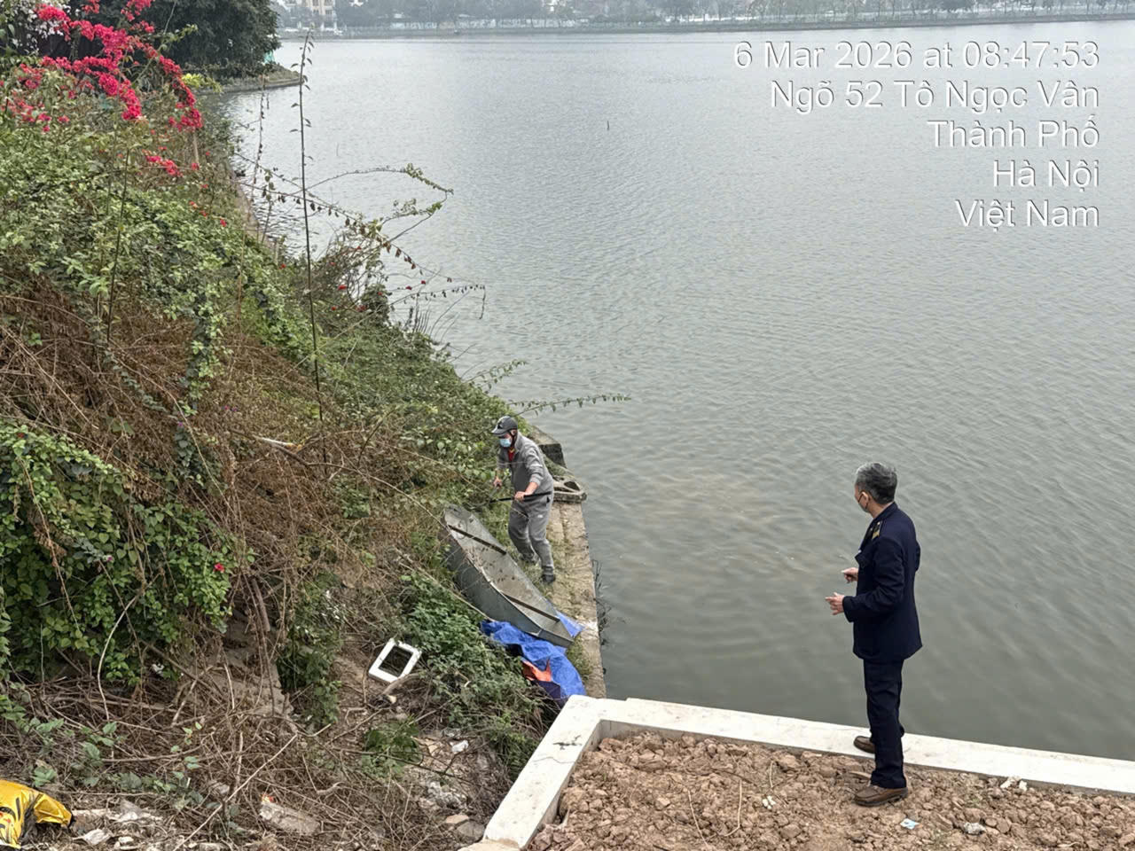 Tổ công tác phối hợp tháo dỡ, thu gom dụng cụ vi phạm ven hồ.