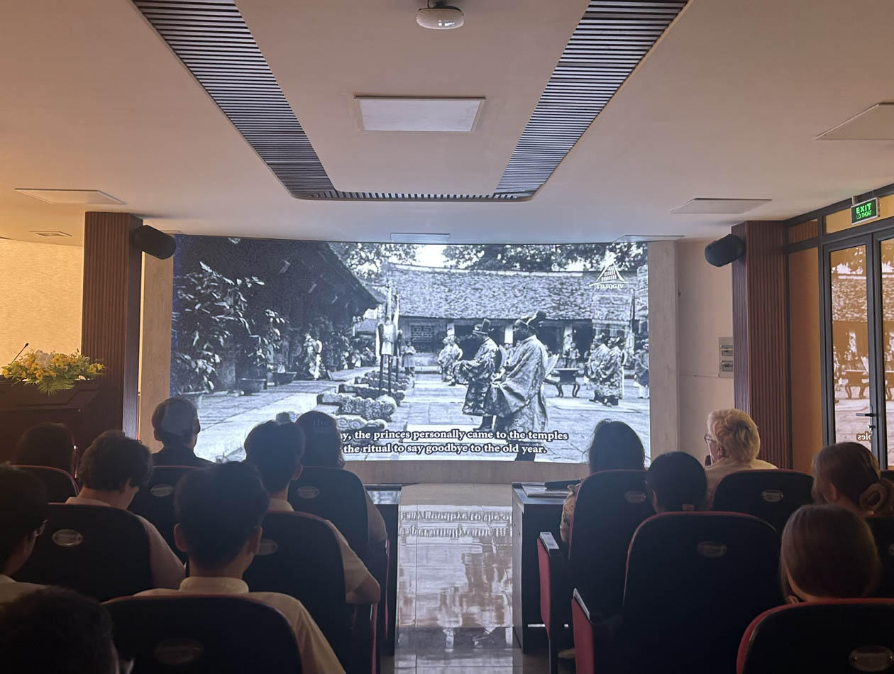 Khán giả thưởng thức những thước phim tư liệu đặc sắc như Hoàng cung đón Tết. (Ảnh: T.D)