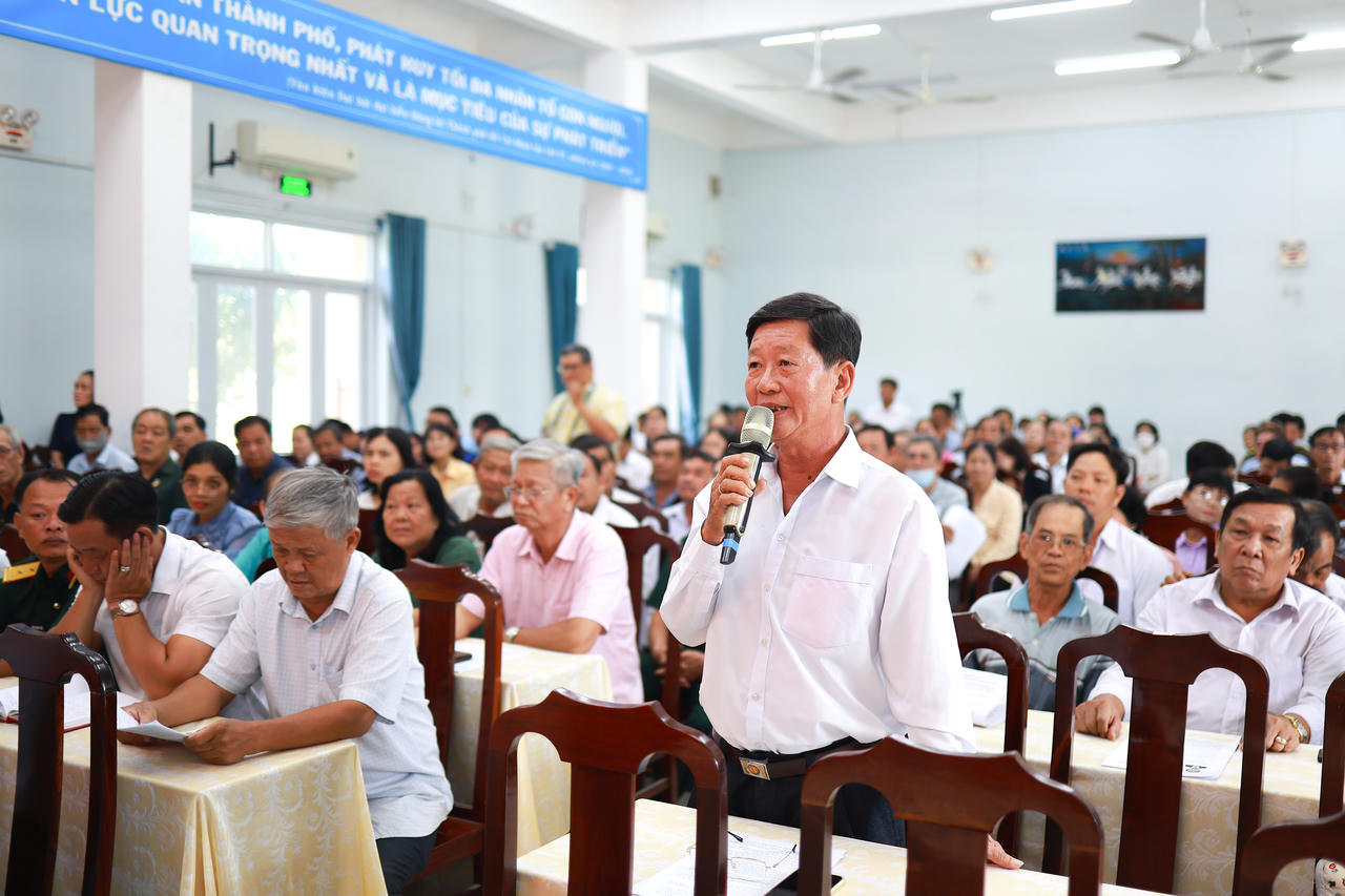 Cử tri xã Bình Chánh bày tỏ các vấn đề về&nbsp;biến đổi khí hậu, kẹt xe, ngập nước, vệ sinh an toàn thực phẩm, hàng giả, thuốc giả với các ứng cử viên HĐND TP HCM (Ảnh: Huy Hoàng).