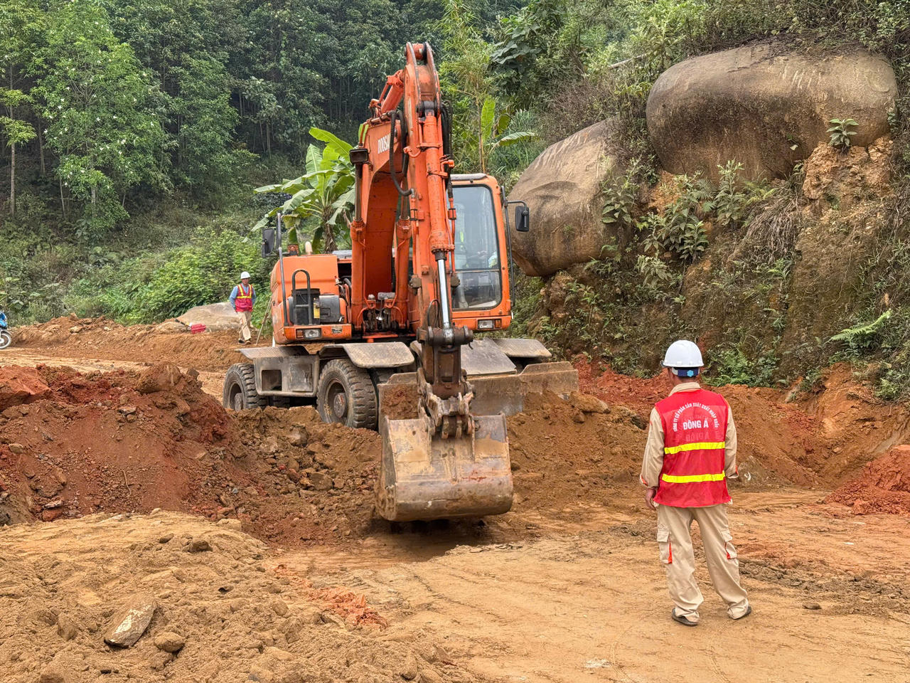 Tập trung đẩy nhanh tiến độ tuyến đường vào trung tâm Phìn Ngan