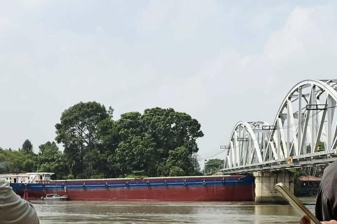 Sà lan va gầm cầu Ghềnh, nhiều người đi xe máy ngã xuống đường