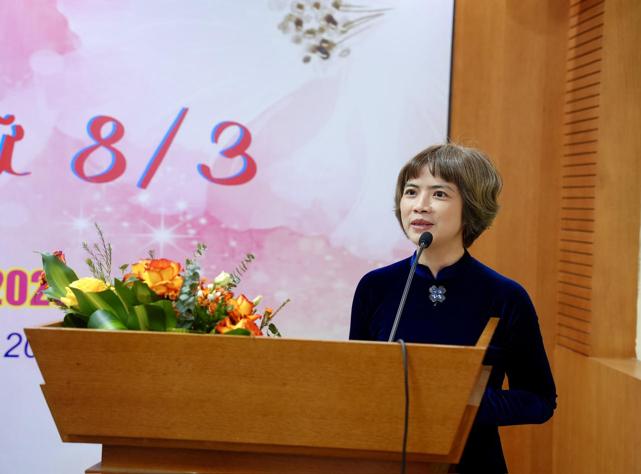 Bà Phạm Kim Quy, Giảng viên dạy cắm hoa trường phái châu Âu hiện đại phát biểu.