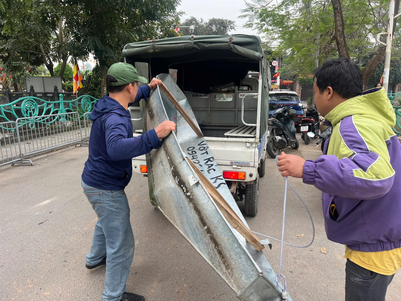 Đợt ra quân nhằm tăng cường quản lý trật tự, vệ sinh môi trường và bảo vệ hệ sinh thái Hồ Tây.&nbsp;