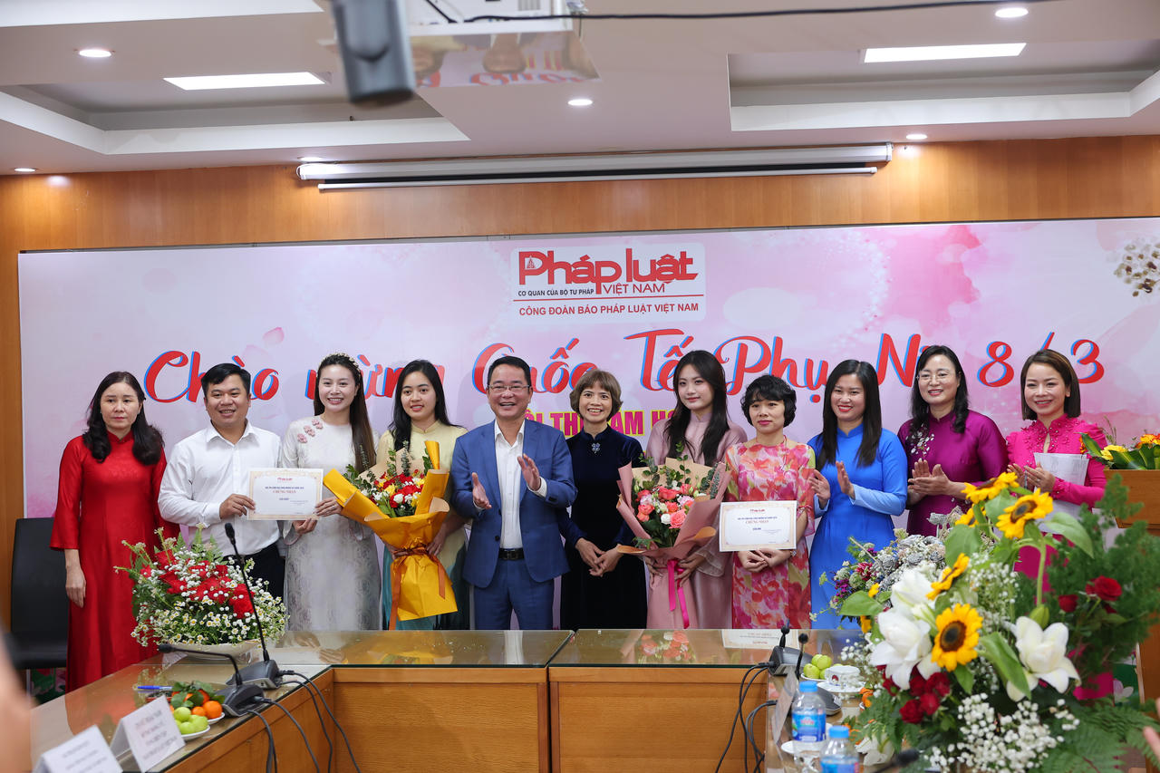 Ban Tổ chức trao giải Nhất và giải Nhì cho các đội thi cắm hoa.