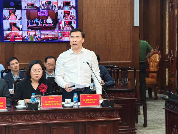 Đại diện lãnh đạo Sở Xây dựng thảo luận về quá trình triển khai nhiệm vụ được giao.