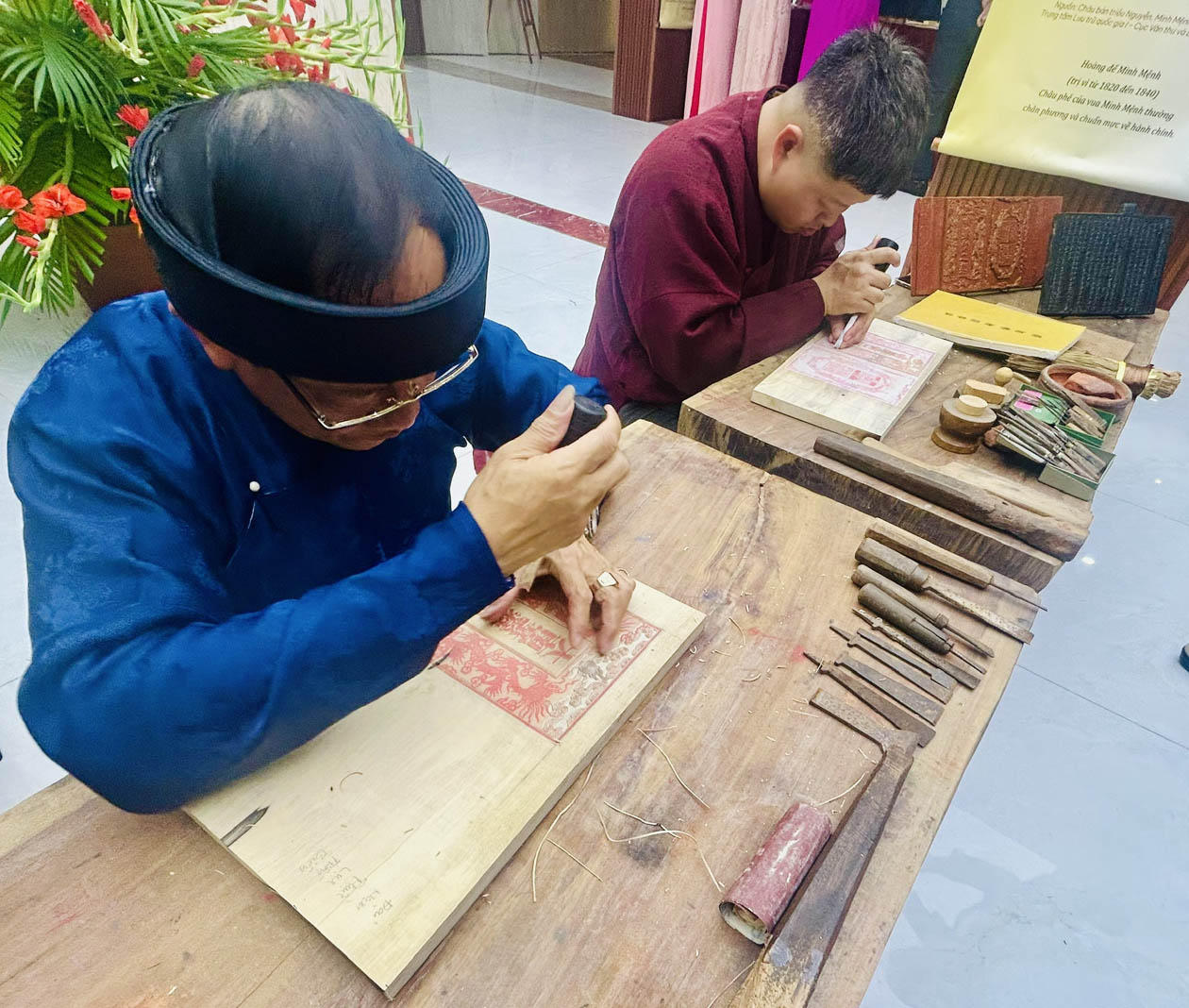 &nbsp;Các nghệ nhân tái hiện san khắc Mộc bản. (Ảnh: T.D)
