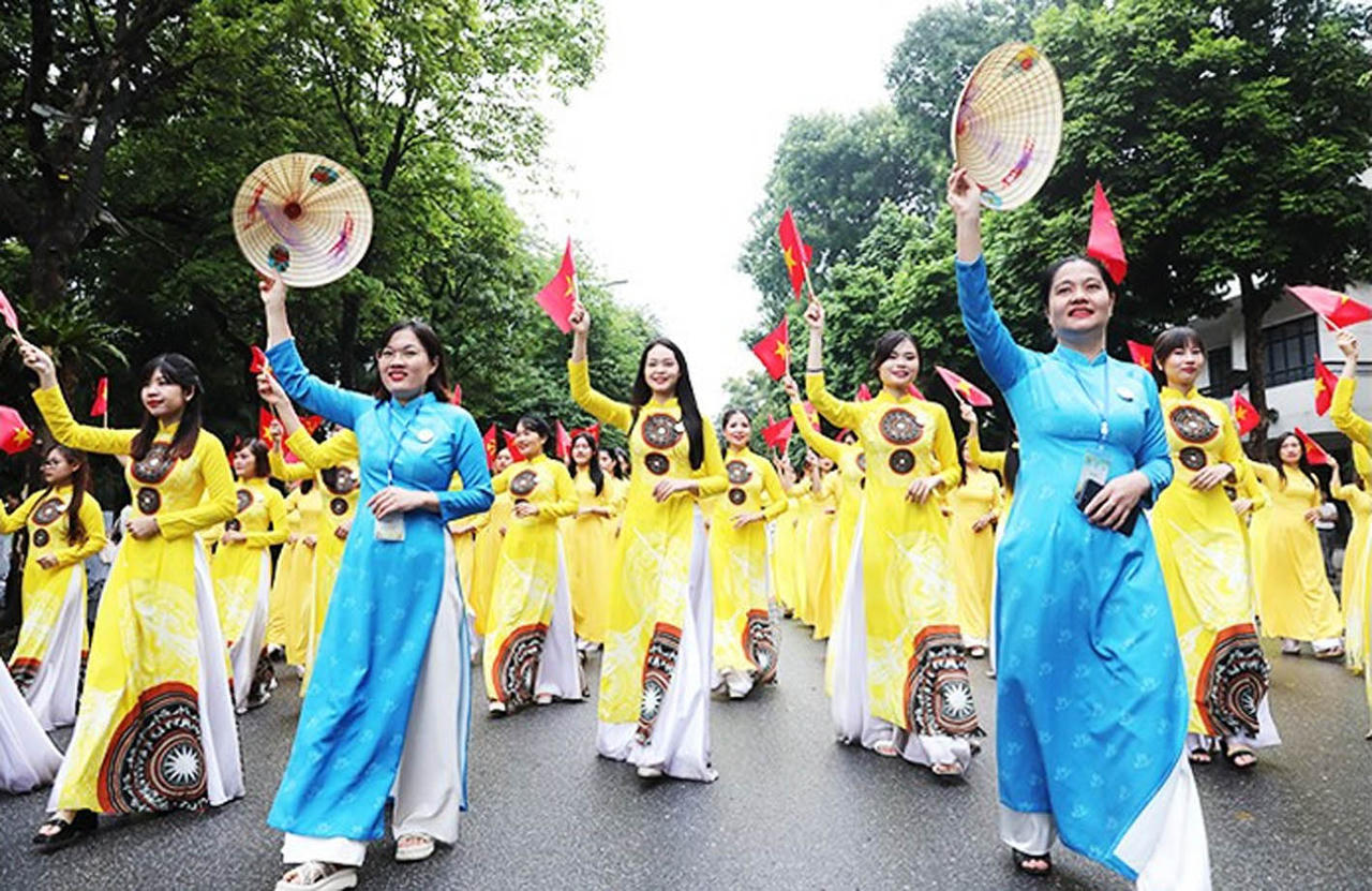 Trong mỗi tà áo bay trong gió, có câu chuyện về lịch sử, về con người, về khát vọng hội nhập mà không hòa tan. (Ảnh: Khiếu Minh)