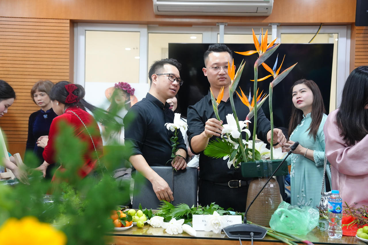 Tôn vinh vẻ đẹp nữ cán bộ, phóng viên Báo Pháp luật Việt Nam