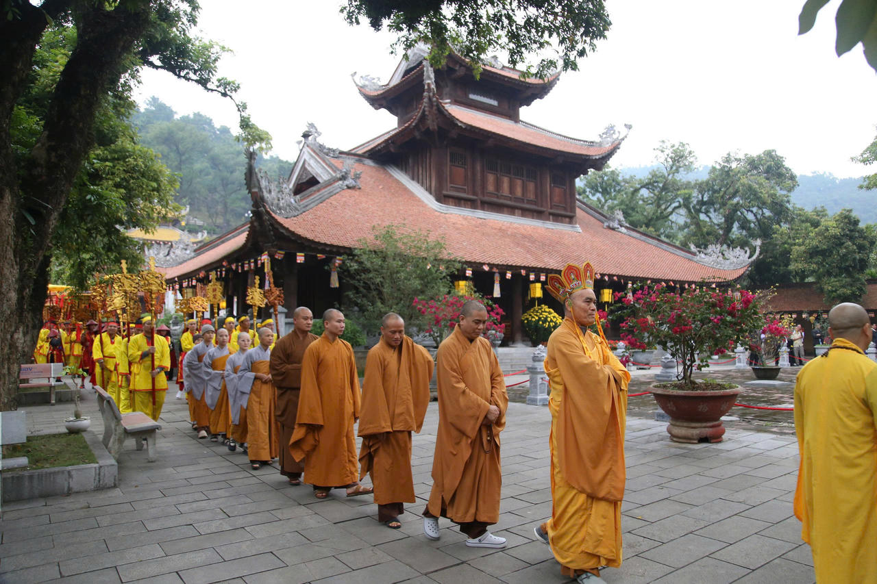 Ngay từ sáng sớm, các đại biểu, thành viên BTC lễ hội, đoàn rước, đoàn tế cùng Nhân dân địa phương và du khách đã tề tựu đông đủ, trang nghiêm, thành kính trước sân chùa Côn Sơn.