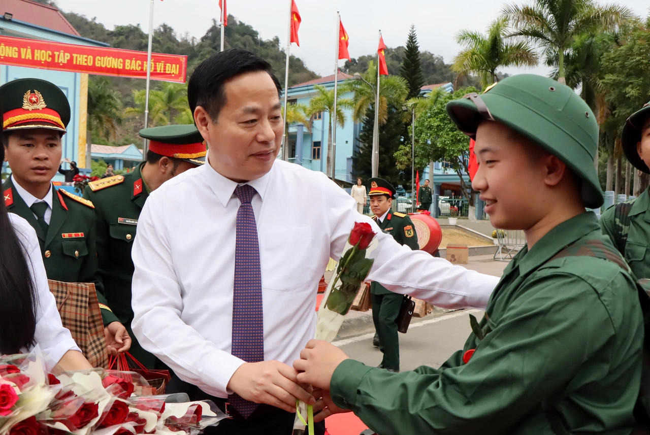 Chủ tịch UBND tỉnh Lai Châu tin tưởng và mong muốn&nbsp;các đồng chí thực hiện nghĩa vụ quân sự năm nay sẽ tiếp tục phát huy phẩm chất tốt đẹp của tuổi trẻ thời đại Hồ Chí Minh. Xác định rõ nghĩa vụ quân sự, nghĩa vụ công an nhân dân vừa là trách nhiệm, vừa là niềm vinh dự lớn lao, dù trong bất kỳ điều kiện, hoàn cảnh nào, các tân binh cũng cần giữ vững bản lĩnh chính trị, chấp hành nghiêm pháp luật của Nhà nước, kỷ luật Quân đội, kỷ luật Công an; tích cực học tập, rèn luyện, đoàn kết, vượt qua khó khăn, hoàn thành xuất sắc mọi nhiệm vụ được giao.