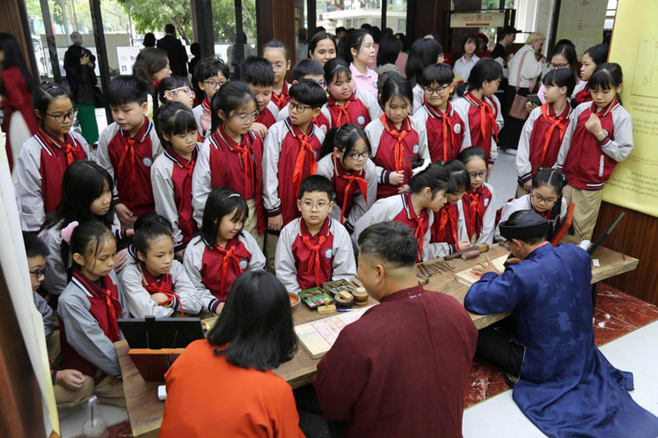 'Chạm' vào di sản lưu trữ quốc gia theo một cách rất riêng