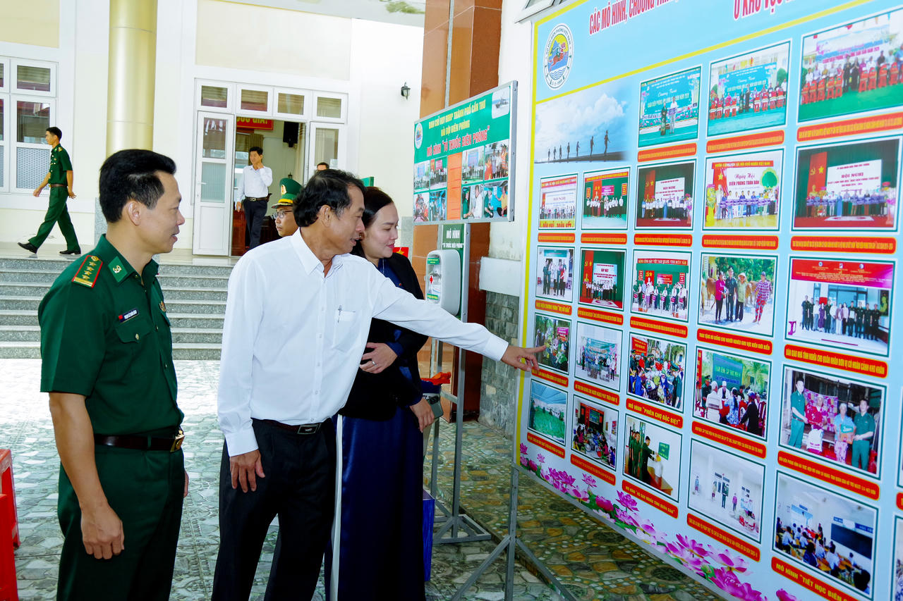 Các đại biểu tham quan các mô hình, chương trình trưng bày của BĐBP thành phố