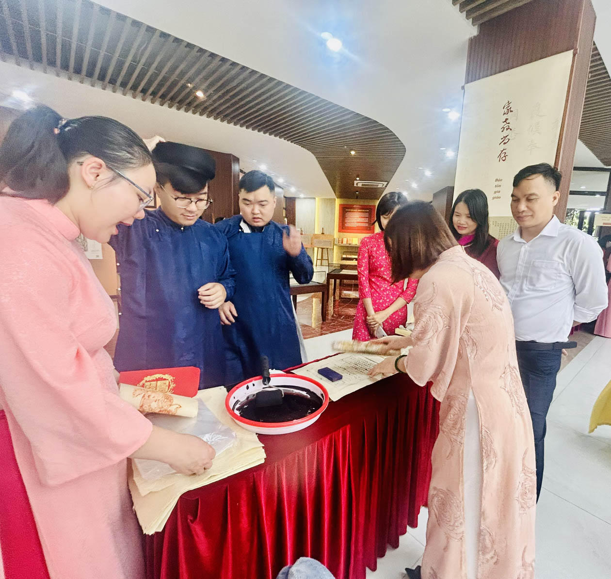 Hứng thú thưởng lãm Châu phê, trải nghiệm lưu dấu Mộc bản. (Ảnh: T.D)