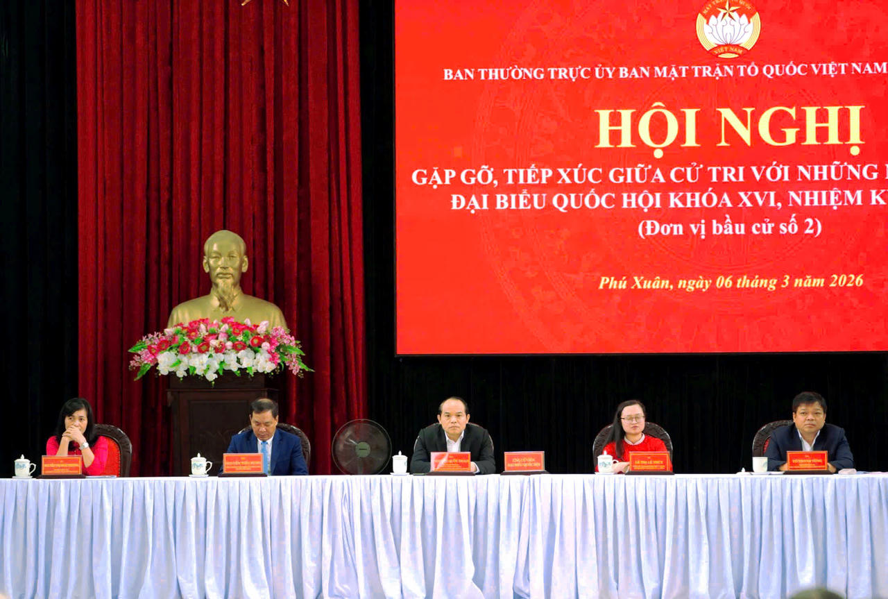 Ứng viên Nguyễn Tiến Hùng cùng 4 ứng viên khác tại hội nghị tiếp xúc cử tri tại phường Kim Long