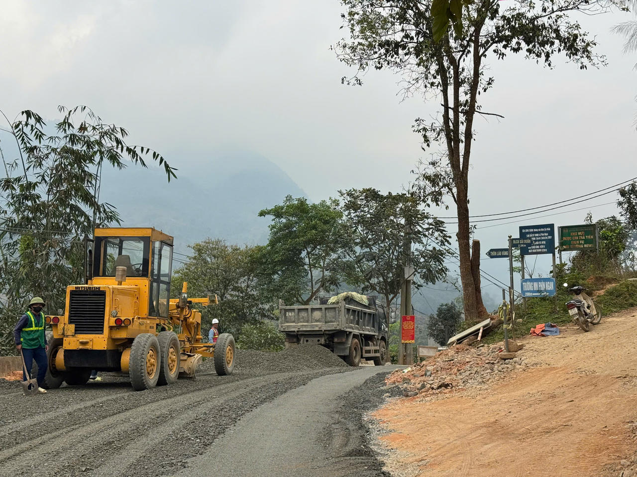 Tập trung đẩy nhanh tiến độ tuyến đường vào trung tâm Phìn Ngan