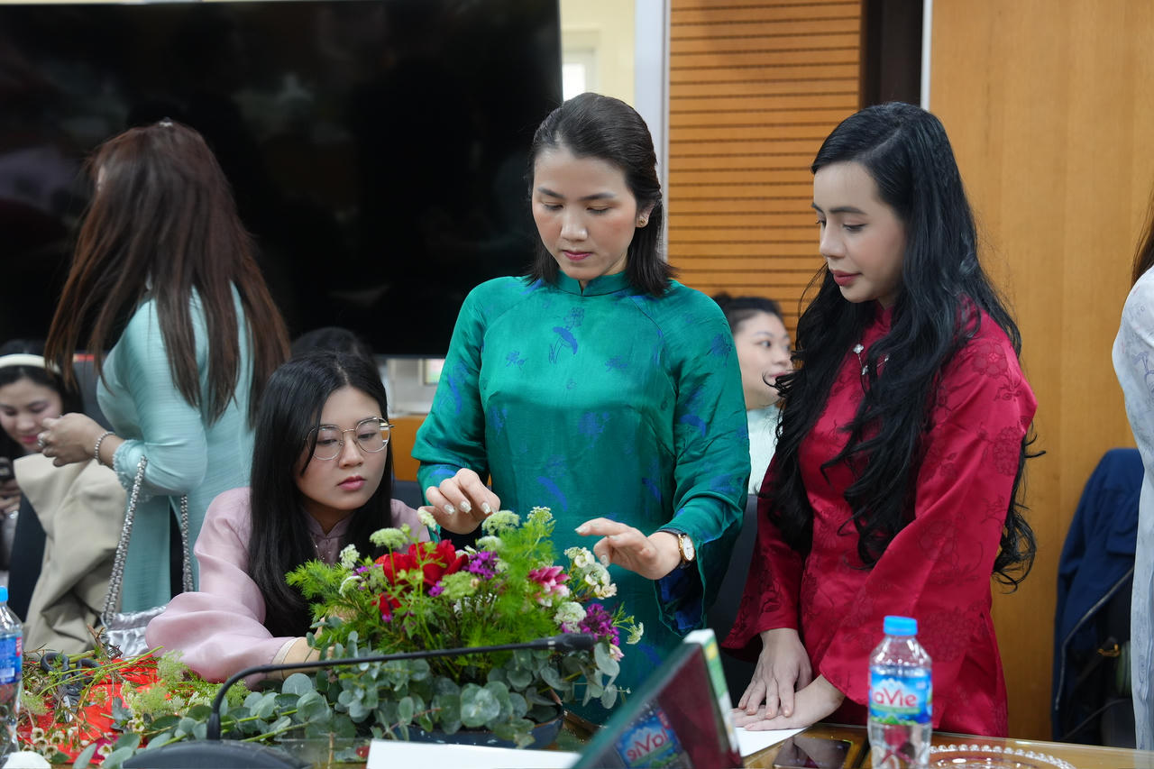 Tôn vinh vẻ đẹp nữ cán bộ, phóng viên Báo Pháp luật Việt Nam