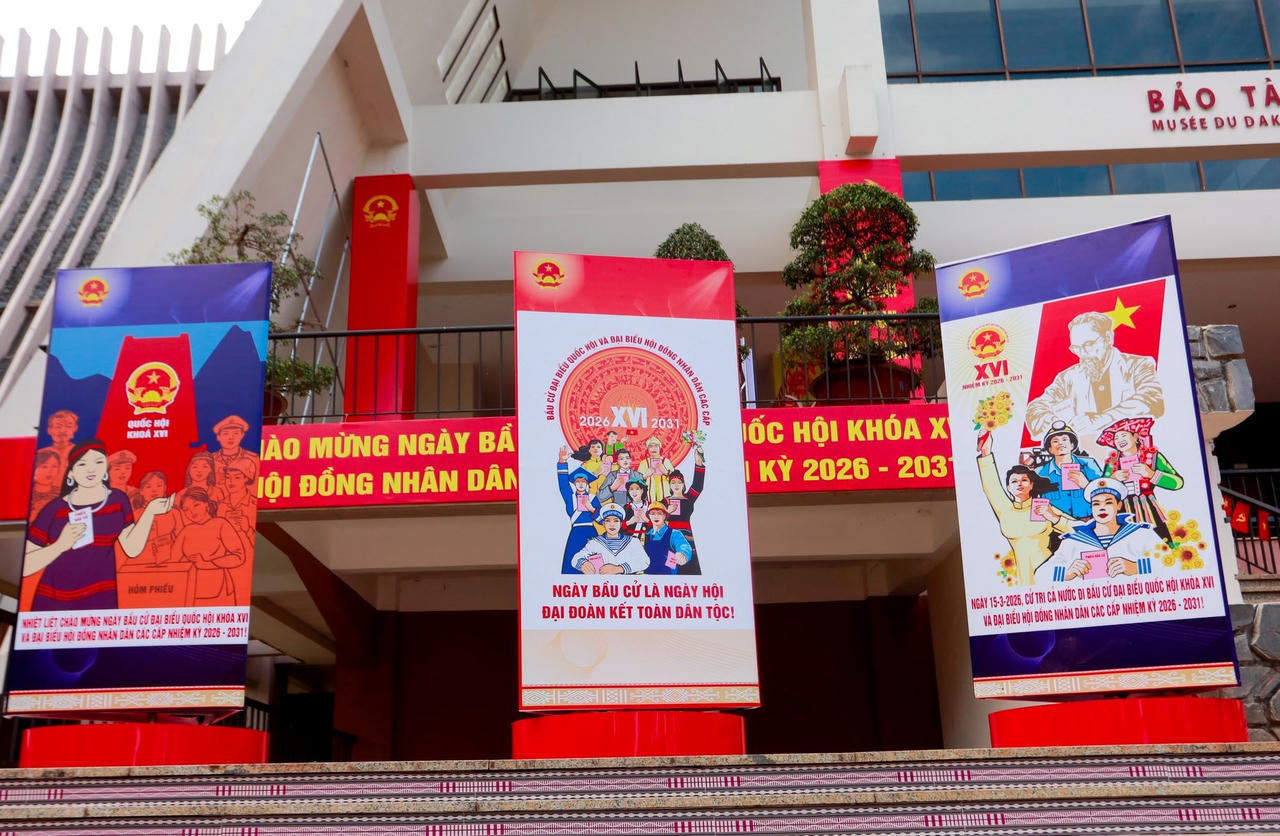 Triển lãm kết hợp giữa hệ thống pano, ảnh tư liệu, bảng trích dẫn