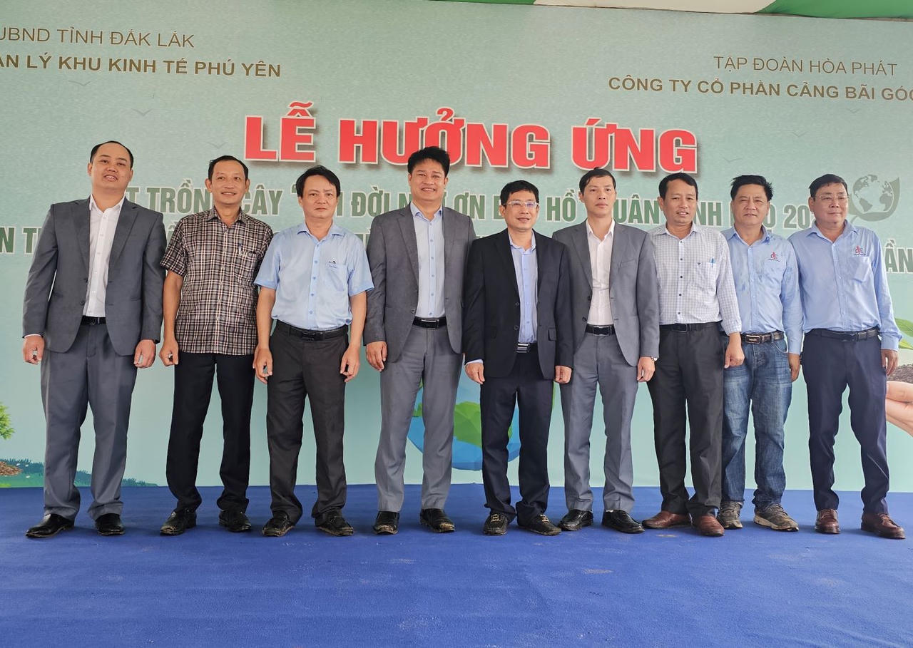 Các đại biểu chụp hình lưu niệm sau Lễ hưởng ứng