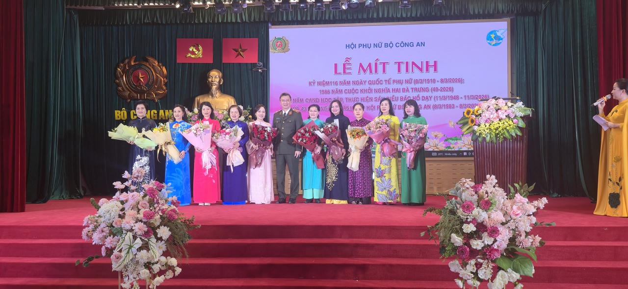 Thiếu tướng Phạm Kim Đĩnh đã tặng hoa chúc mừng  nữ lãnh đạo nữ các đơn vị thuộc Bộ Công an.