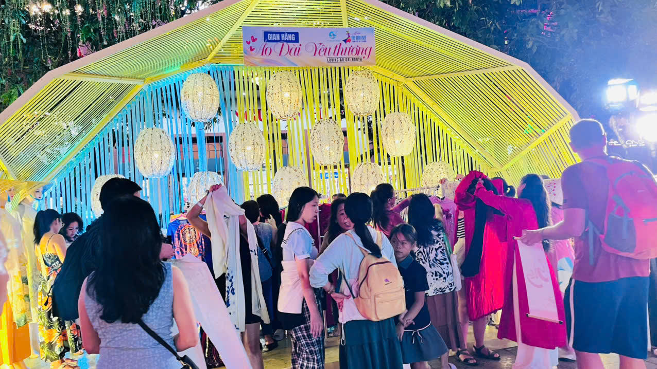 Người dân và du khách thích thú tại gian hàng “Áo dài Yêu thương”.