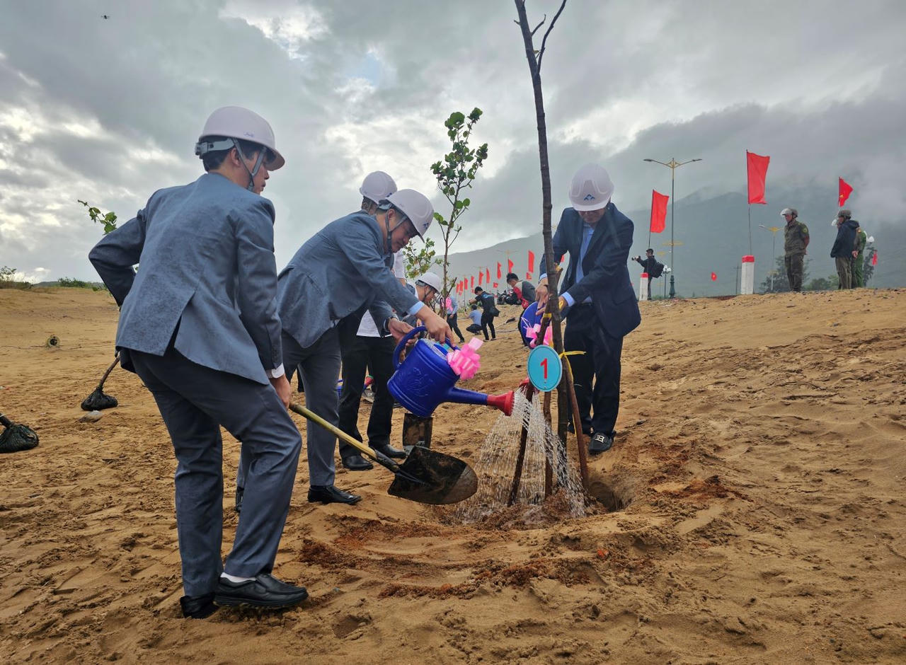 Các đại biểu thực hiện nghi thức trồng cây
