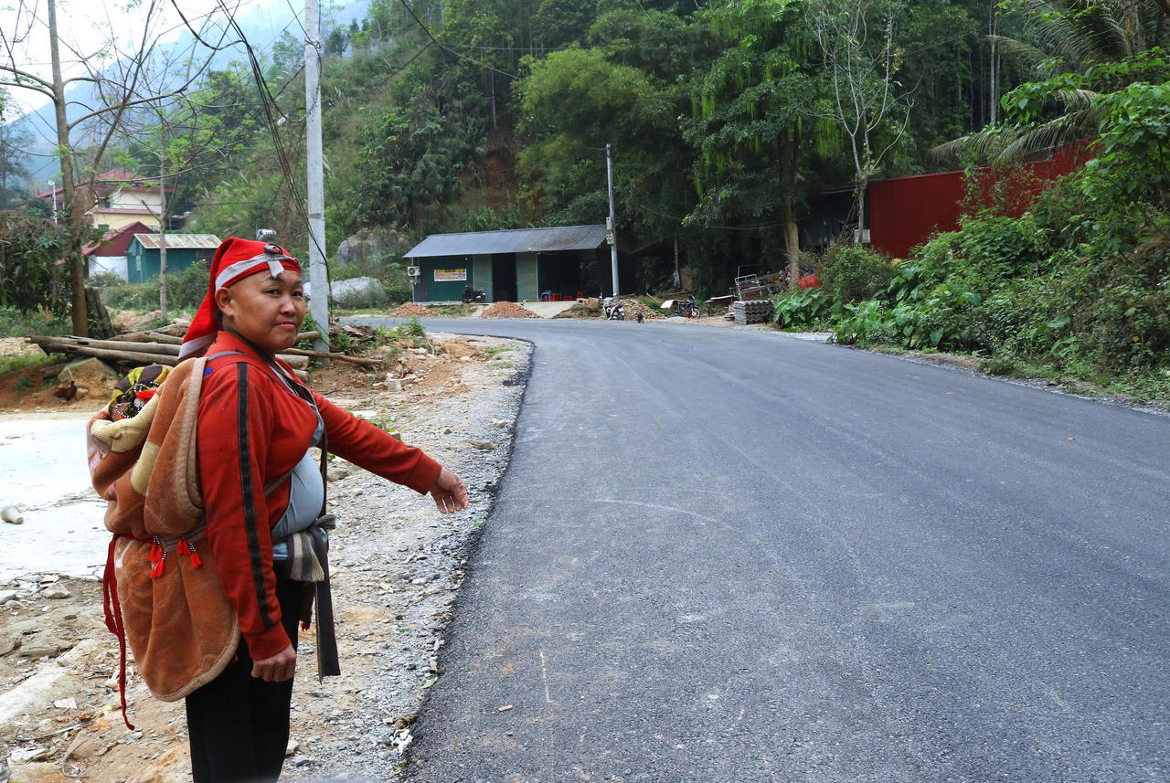 Chị Lý Sử Mẩy, thôn Sài Duần, Phìn Ngan, Xã Bát Xát bày tỏ niềm vui khi tuyến đường mới đang dần hình thành.