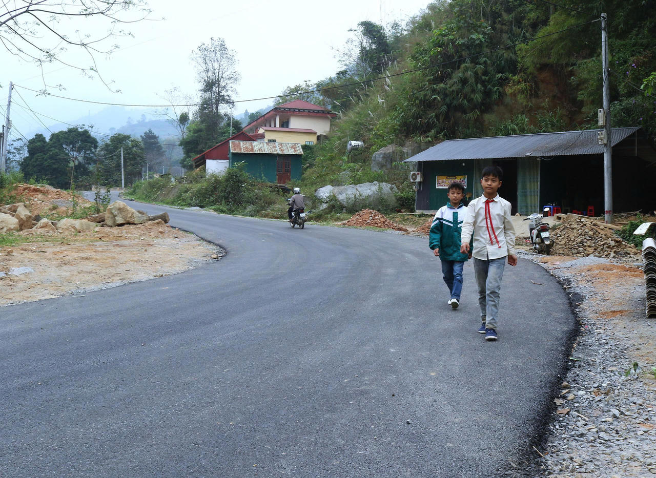 Tập trung đẩy nhanh tiến độ tuyến đường vào trung tâm Phìn Ngan