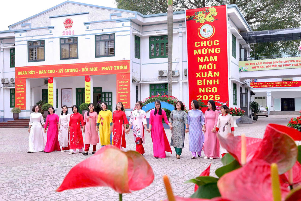 Phụ nữ xã Thư Lâm (Hà Nội) hưởng ứng “Tuần lễ Áo dài” với hình ảnh rực rỡ. (Nguồn: Hội LHPN xã Thư Lâm)