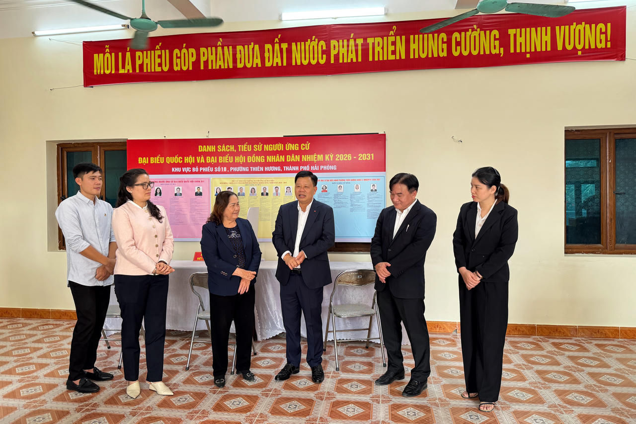 Phó&nbsp; Chủ tịch UBND TP Hải Phòng Lê Trung Kiên kiểm tra khu vực bỏ phiếu phường Thiên Hương.