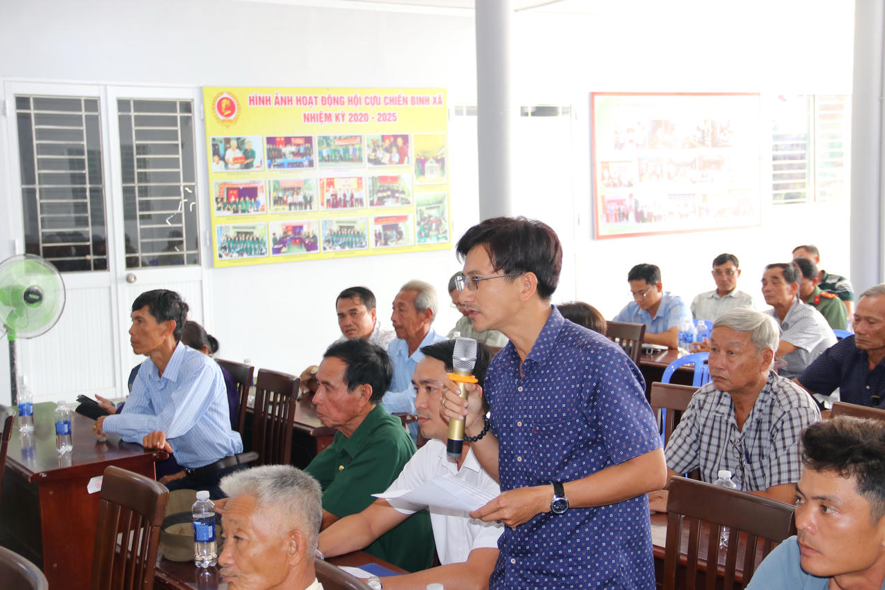 Cử tri xã Khánh Hưng gửi gắm tâm tư, nguyện vọng, đóng góp nhiều ý kiến, kiến nghị liên quan đến các ứng cử viên ĐBQH và ứng cử viên đại biểu HĐND tỉnh Cà Mau.