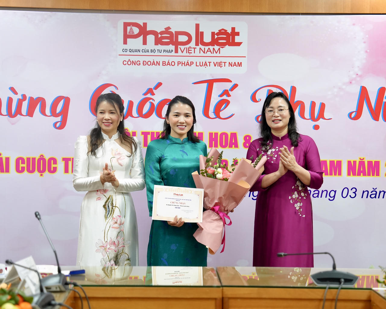 Tôn vinh vẻ đẹp nữ cán bộ, phóng viên Báo Pháp luật Việt Nam
