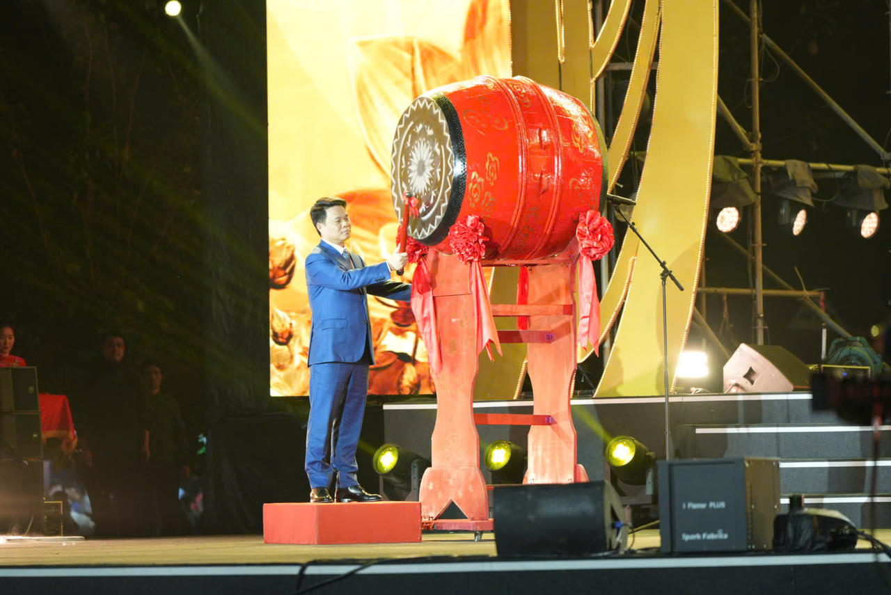 Uỷ viên Trung ương Đảng, Chủ tịch UBND TP Hải Phòng Lê Ngọc Châu khởi&nbsp;trống khai hội&nbsp;mùa Xuân Côn Sơn - Kiếp Bạc năm 2026