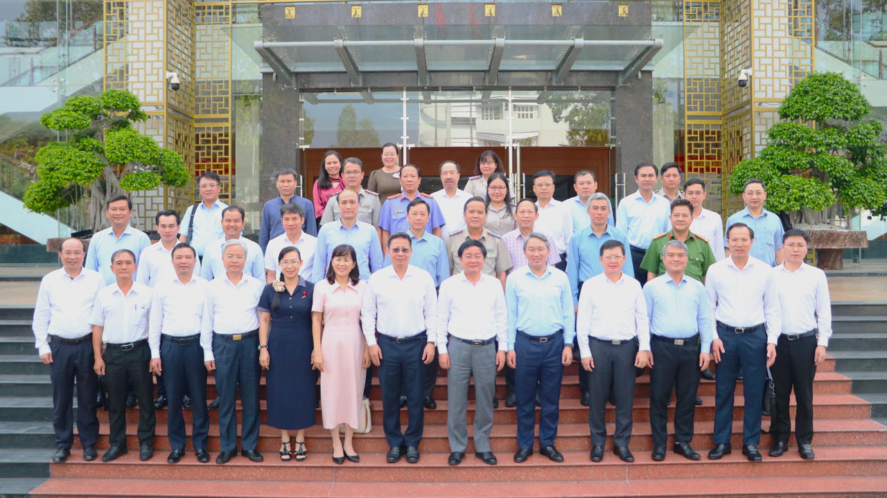 Các đại biểu chụp hình lưu niệm (ảnh: Khánh Toàn)