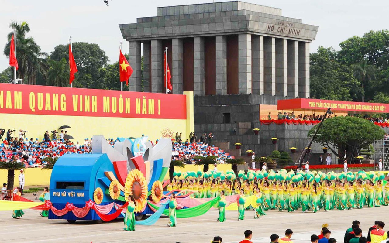 Khối Phụ nữ Việt Nam diễu hành qua lễ đài buổi tổng duyệt A80 sáng 30/8/2025 tại Quảng trường Ba Đình Hà Nội. (Ảnh: PVH)