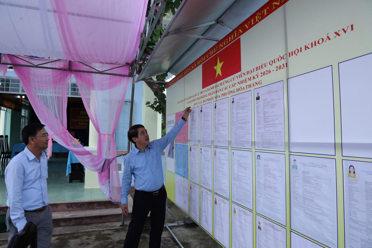 Ông Nghiêm Xuân Thành kiểm tra Khu vực bỏ phiếu số 6, phường Hòa Thắng.