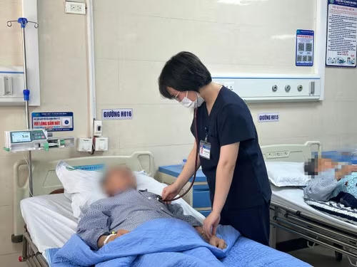 Hai người cao tuổi ở Phú Thọ sốc phản vệ độ III sau khi gọi truyền dịch tại nhà