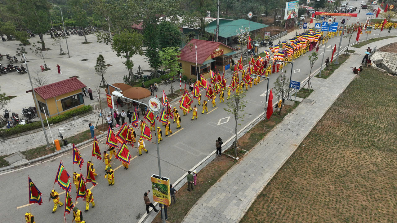 Trong tiếng nhạc lưu thủy, tiếng trống chiêng rộn ràng, đoàn rước với hàng nghìn người gồm đội rồng, cờ, lọng, bát bửu, chấp kích, kiệu ba vị Tam Tổ Trúc Lâm, lễ chay, lễ mặn, bình thủy, hương, hoa… di chuyển từ chùa Côn Sơn tiến về hồ Côn Sơn.
