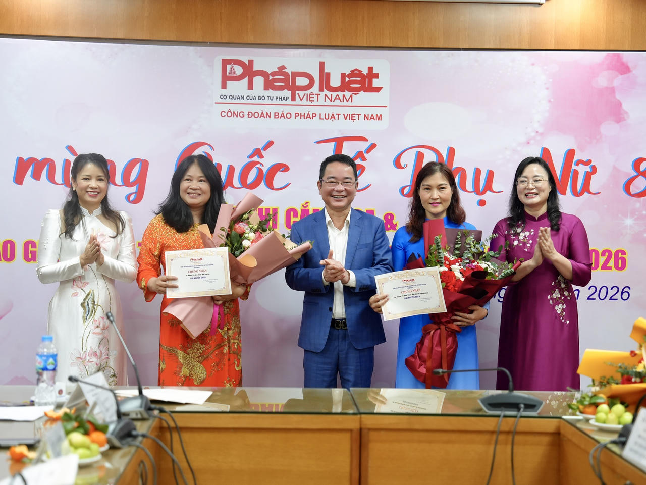 Tôn vinh vẻ đẹp nữ cán bộ, phóng viên Báo Pháp luật Việt Nam