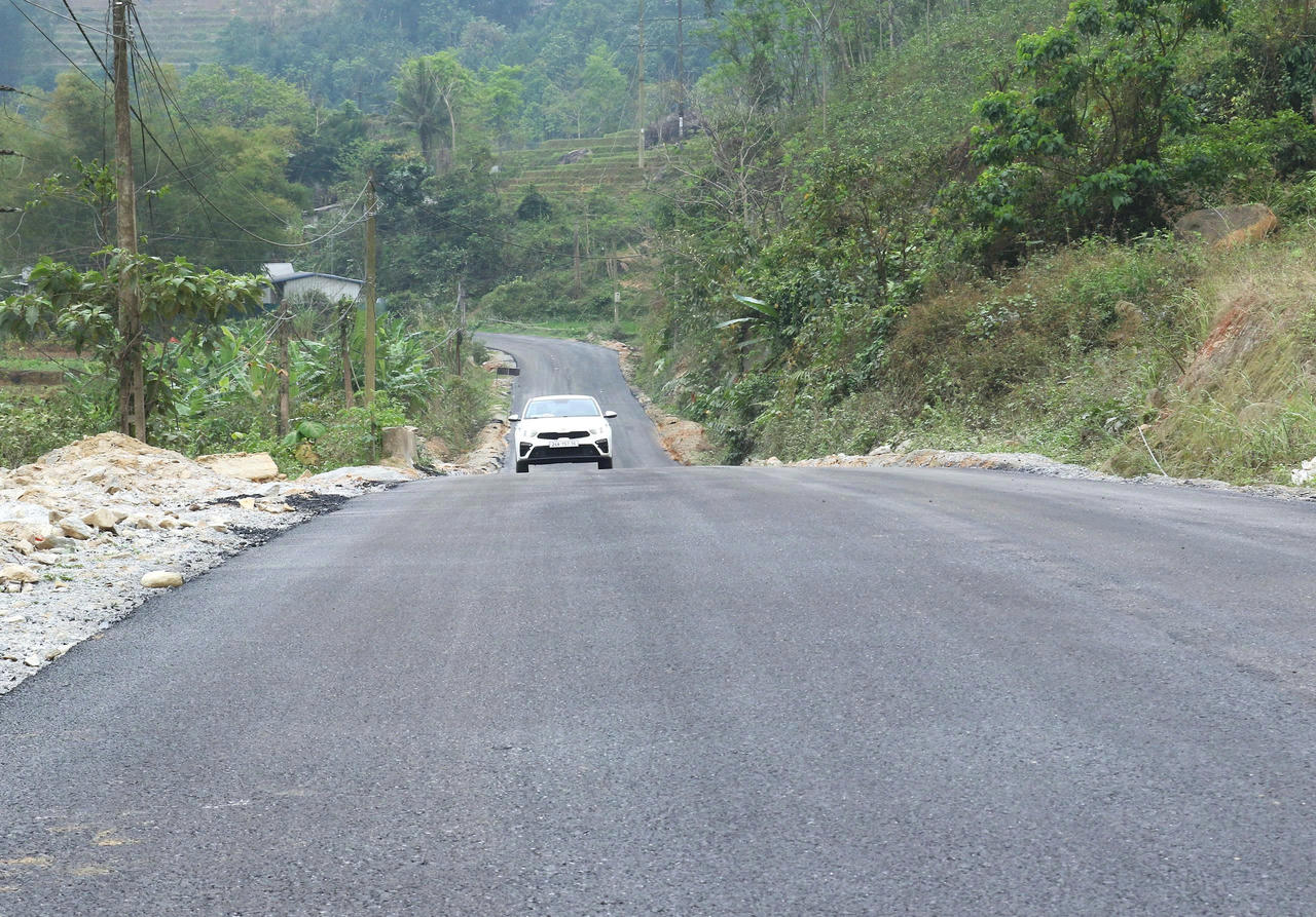 Nhiều đoạn đã được thảm nhựa phẳng phiu, tạo diện mạo mới cho tuyến đường vùng cao.