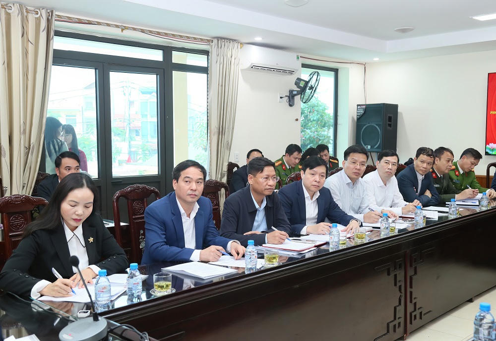 Các đại biểu tham dự buổi làm việc.