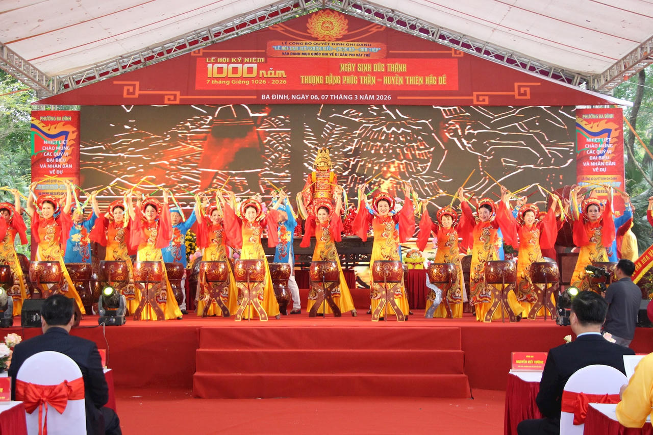 Trống hội chào mừng.