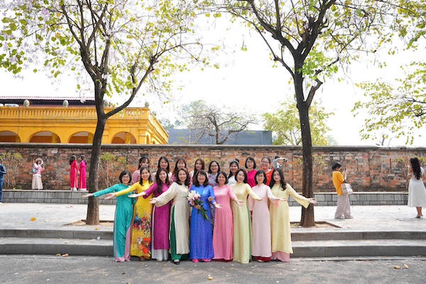 Duyên dáng tà áo dài phụ nữ  Bộ Tư pháp 