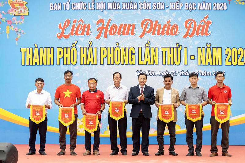 Ông Vũ Đình Tiến, Phó Giám đốc Sở Văn hóa, Thể thao và Du lịch Hải Phòng, Trưởng Ban Tổ chức Liên hoan trao cờ cho 7 đơn vị tham gia Liên hoan.
