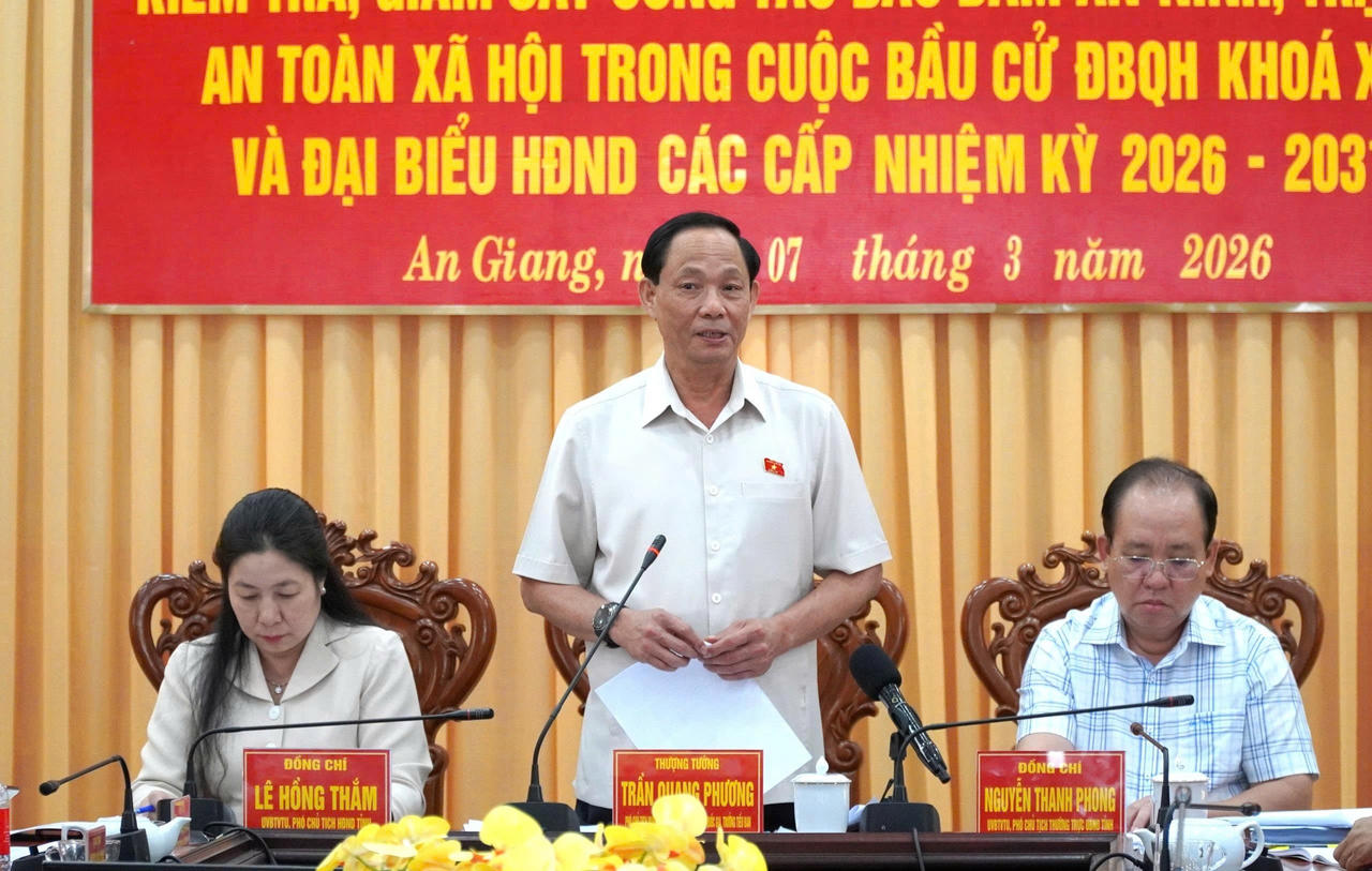 Phó Chủ tịch Quốc hội, Thượng tướng Trần Quang Phương ghi nhận, đánh giá cao công tác chuẩn bị tổ chức bầu cử của Ban Thường vụ Tỉnh ủy, Ủy ban Bầu cử tỉnh An Giang