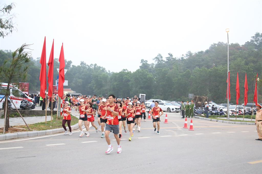 Tham gia giải năm nay có gần 1.000 vận động viên đến từ các tỉnh, thành và các câu lạc bộ trên toàn quốc.