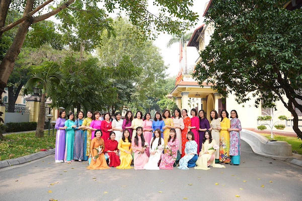 Duyên dáng tà áo dài phụ nữ  Bộ Tư pháp 