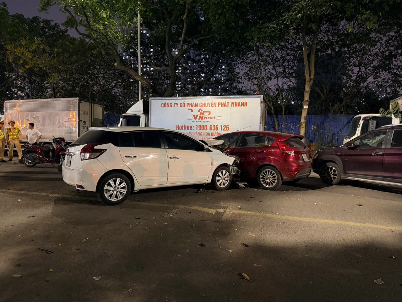 Tài xế ô tô gây tai nạn liên hoàn trên đường Nguyễn Chánh, 3 người bị thương