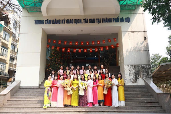 Duyên dáng tà áo dài phụ nữ  Bộ Tư pháp 